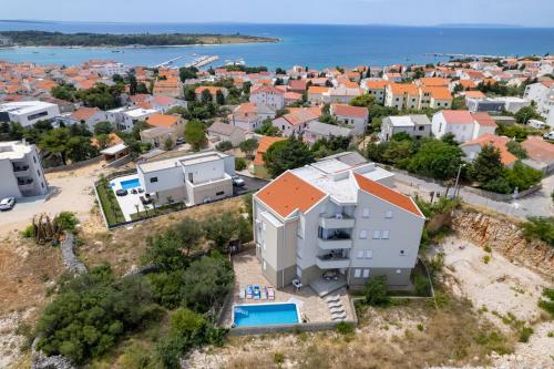 Lucetta Pool Apartments