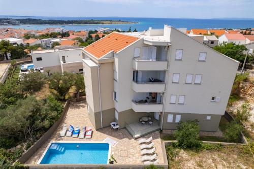Lucetta Pool Apartments