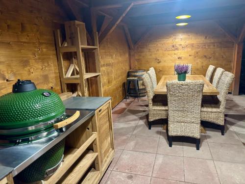 a dining room with a table and chairs and a kitchen at Chata Bella in Mýto pod Ďumbierom