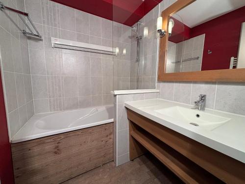 谷雪维尔Résidence Christiana 408 Clés Blanches Courchevel的带水槽、浴缸和镜子的浴室