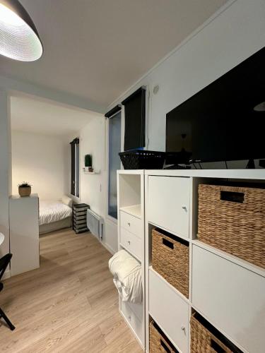 ein Wohnzimmer mit einem großen Flachbildfernseher in der Unterkunft Charming Studio - Monceau - Ternes in Paris