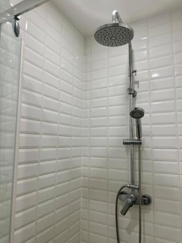 eine Dusche mit Duschkopf im Badezimmer in der Unterkunft Charming Studio - Monceau - Ternes in Paris