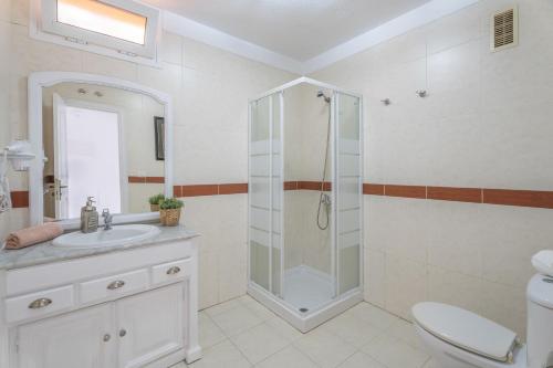 Un baño con ducha, lavabo e inodoro. en Brisas Chasna 2, en Adeje