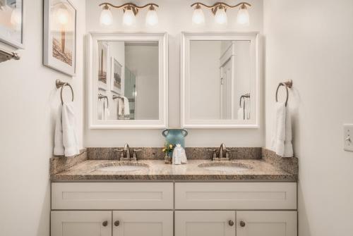 Koupelna v ubytování Book Entire Complex! Cushy Quad Bungalows!