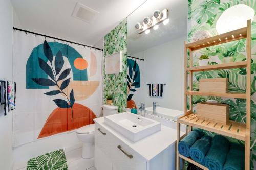 Ванная комната в Vibrant Downtown Haven with Rooftop Pool & Parking