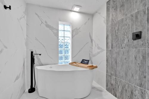 Ванная комната в Waterfront Pool Home Games, 10 min to Beach