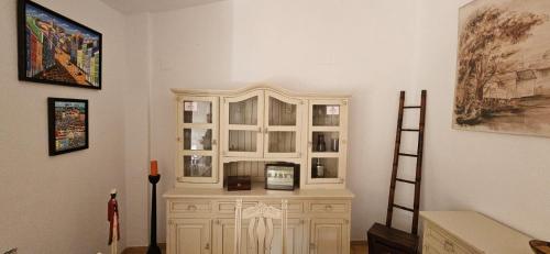 ein weißer Schrank mit einer Mikrowelle in einem Zimmer in der Unterkunft La Senda del Lago in Córdoba