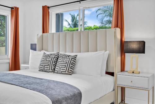 Кровать или кровати в номере Waterfront Pool Home Games, 10 min to Beach