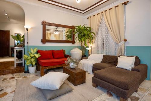 Χώρος καθιστικού στο Flash Sale Villa with Outdoor Cinema and Bonfire 5 mins to Calle Crisologo