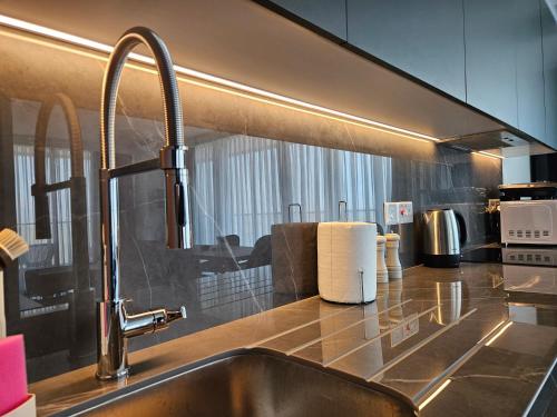 Kuchyň nebo kuchyňský kout v ubytování Grand Sapphire Resort Luxury Two Bedroom Apartments