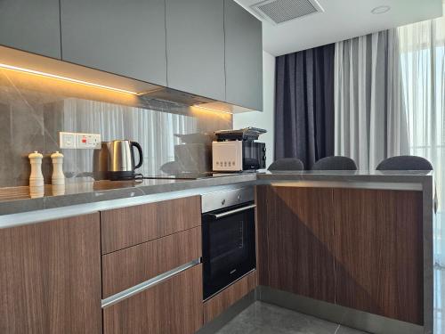 Kuchyň nebo kuchyňský kout v ubytování Grand Sapphire Resort Luxury Two Bedroom Apartments