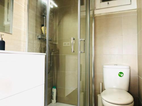 ロザスにあるGlobal Immo 2216 Puig Rom 68のトイレとガラスのシャワー付きのバスルーム