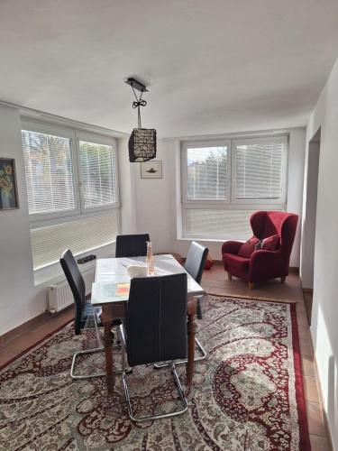 een woonkamer met een eettafel en stoelen bij Ferienwohnung Karin in Schwaz