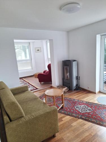 een woonkamer met een bank en een tv bij Ferienwohnung Karin in Schwaz