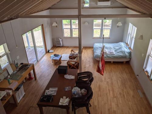 eine Draufsicht auf ein Schlafzimmer und ein Wohnzimmer in der Unterkunft Kaeda Terrace - Vacation STAY 69516v in Miyazaki