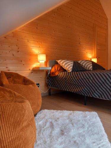 een kamer met 2 bedden in een houten kamer bij Les grands Combes in Saint-Léger-les-Mélèzes