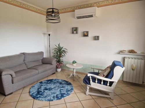 a living room with a couch and a table at Casa Vetrialla I in Vinci