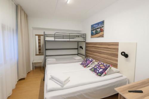 Ένα ή περισσότερα κρεβάτια σε δωμάτιο στο Arkadia Hotelli