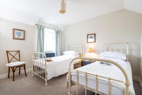 En eller flere senge i et værelse på Bluebell Cottage at Underley Estate