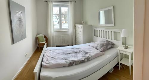 Un pat sau paturi într-o cameră la Ferienwohnung Flür