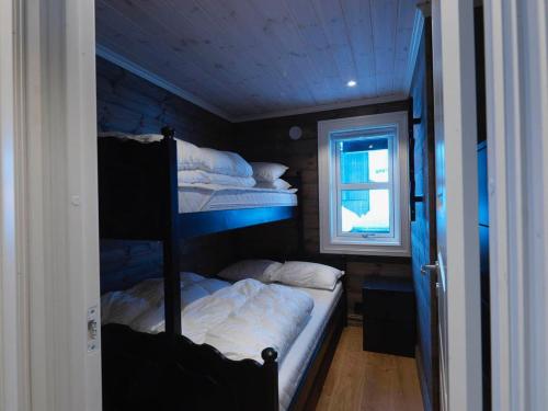 En eller flere senge i et værelse på Stranda Fjellgrend 3 bedrooms - 32A