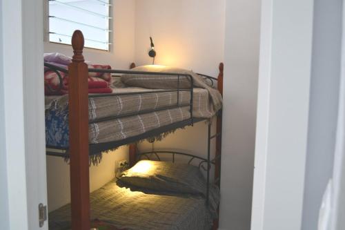 拉波夫拉德法尔纳尔斯Pobla de Farnals BEACH APARTMENT的房间里有几张双层床