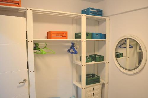 拉波夫拉德法尔纳尔斯Pobla de Farnals BEACH APARTMENT的一间设有白色架子和镜子的房间