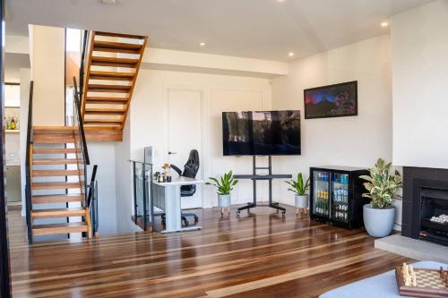 Μια τηλεόραση ή/και κέντρο ψυχαγωγίας στο Luxury Bayside Townhouse Near Beach St Kilda