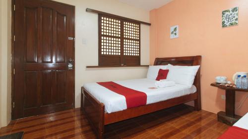 Un pat sau paturi într-o cameră la RedDoorz @ Hilarion's Farm Majayjay, Laguna