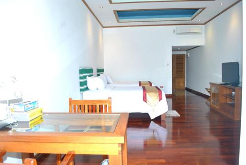 Postel nebo postele na pokoji v ubytování Myanmar Life Hotel