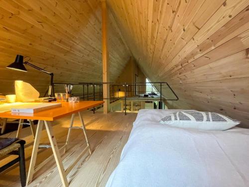 En eller flere senge i et værelse på Architectural Longhouse Near Denmark's Best Beach