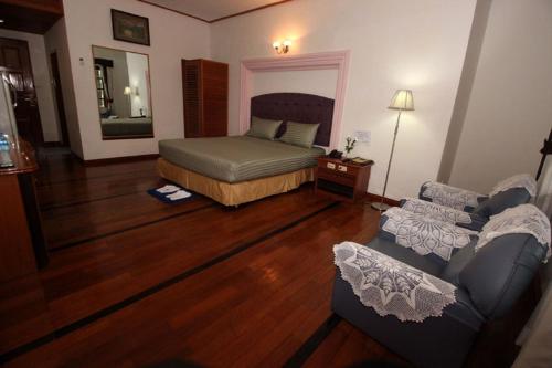 Postel nebo postele na pokoji v ubytování Myanmar Life Hotel