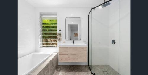 Ένα μπάνιο στο Cosy Kingscliff Family Home Walk To Beach