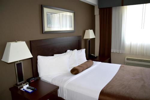 Giường trong phòng chung tại Coast Lethbridge Hotel & Conference Centre