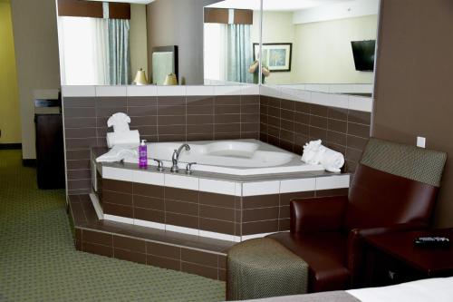 Phòng tắm tại Coast Lethbridge Hotel & Conference Centre