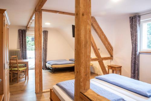 Postel nebo postele na pokoji v ubytování Holzwurm Apartments