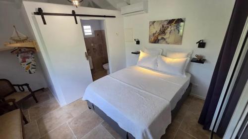 Ένα ή περισσότερα κρεβάτια σε δωμάτιο στο Cozy house with private pool in Petite Saline