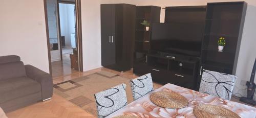 Μια τηλεόραση ή/και κέντρο ψυχαγωγίας στο Apartament 3 pokoje 8-go maja