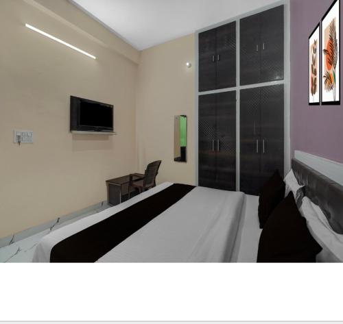 a hotel room with a bed and a television at Hotel Rudraksh Palace in Sawāi Mādhopur