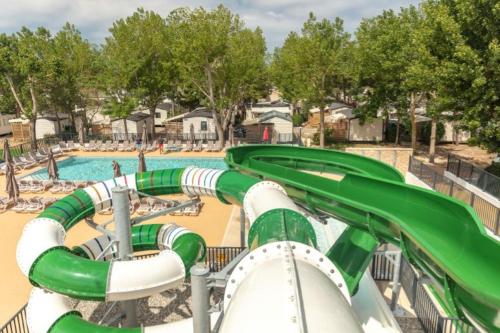 eine Wasserrutsche in einem Wasserpark in der Unterkunft Blue Camargue - Le Grau du Roi in Le Grau-du-Roi