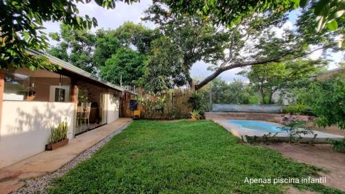 un cortile di una casa con piscina di Casa próxima a Cachoeira Grande a Santana do Riacho