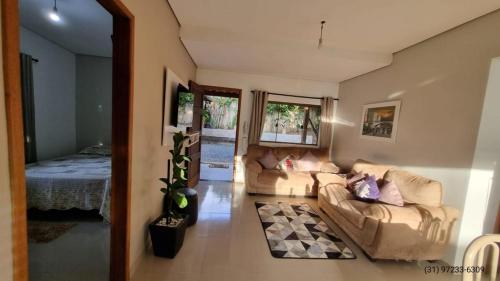 un soggiorno con 2 divani e una camera da letto di Casa próxima a Cachoeira Grande a Santana do Riacho