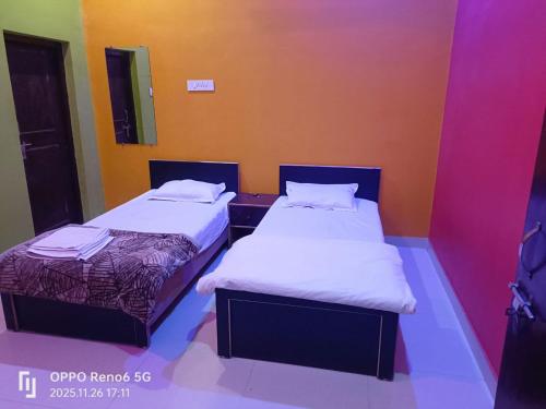 Ένα ή περισσότερα κρεβάτια σε δωμάτιο στο Hostel Home Stay Khajurhao