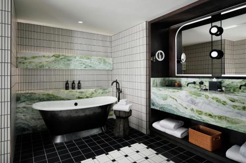 Et badeværelse på The SOMM Hotel & Spa, Autograph Collection