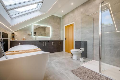 een badkamer met bad, douche en toilet bij 5 Bed in Pancrasweek oc-l30443 in Pancrasweek
