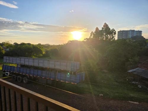 Ein Zug auf den Gleisen, die Sonne im Hintergrund in der Unterkunft Complejo Cambyretá in Cambyretá