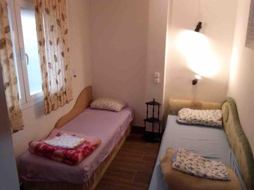 una stanza con due letti e una finestra di Beach apartment a Valencia