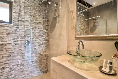 Ένα μπάνιο στο Bush Baby View Lodge