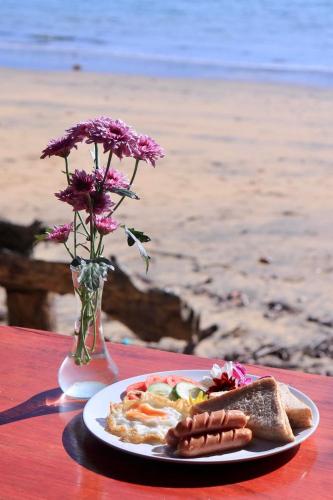 Ko ThaluにあるWimanAndaman วิมานอันดามัน ที่พัก -Koh Chang Ranongの花瓶の盛り合わせ