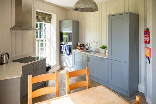 Η κουζίνα ή μικρή κουζίνα στο Deer House at Underley Estate